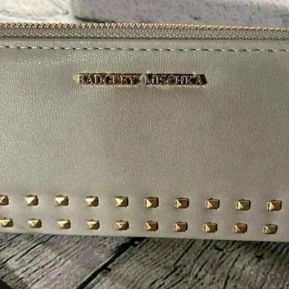 Badgley Mischka Allover Grey Wristlet Wallet Cellphone Pocket Purse Studs New - Picture 4 of 5